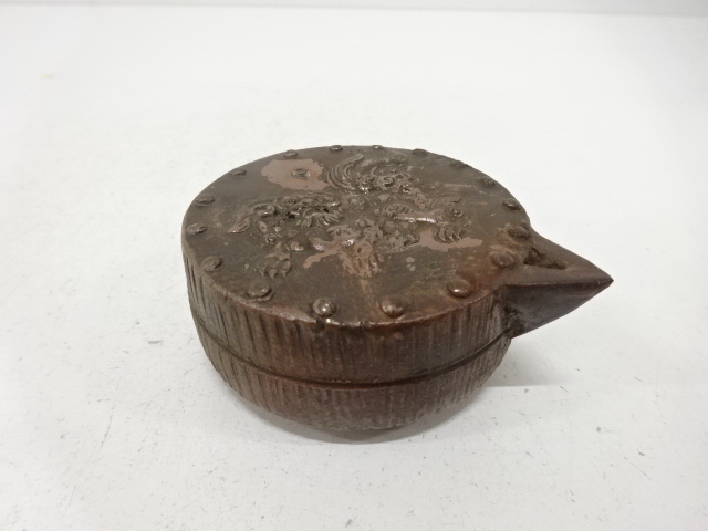 Bizen ware of a water drop with lion design (with protective box)